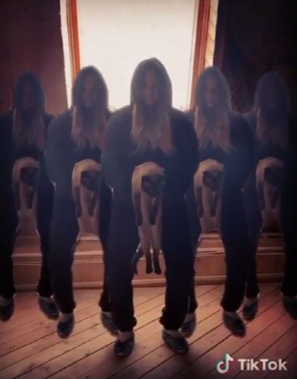 Светлана, чтобы не выглядеть одиноко, взяла в руки кота и «размножила» себя. Фото instagram @tamiasminimus