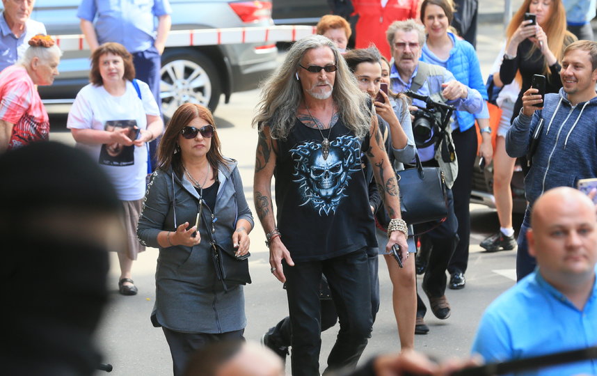 Никита Джигурда возле здания Пресненского суда Москвы. Фото Василий Кузьмичёнок