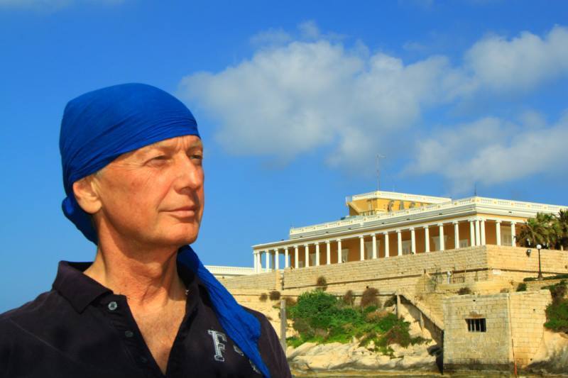 31 декабря 1991 года Михаил Задорнов выступал по телевидению с предновогодним обращением к жителям страны. Сатирик случайно проговорил на минуту дольше, поэтому бой курантов пришлось задержать. После речи Задорнова в эфир вышло обращение Бориса Ельцина. Фото https://www.facebook.com/mzadornov