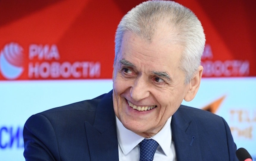 Онищенко назвал неэтичным поступок медсестры, надевшей бикини под защитный костюм