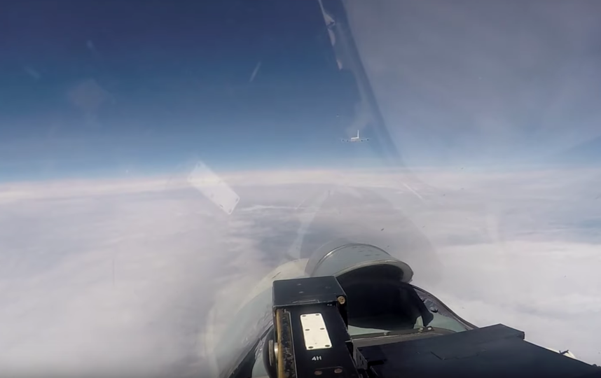 Российский Су-27 сопровождает самолёты-разведчики НАТО. Фото Скриншот/ Минобороны России, Скриншот Youtube