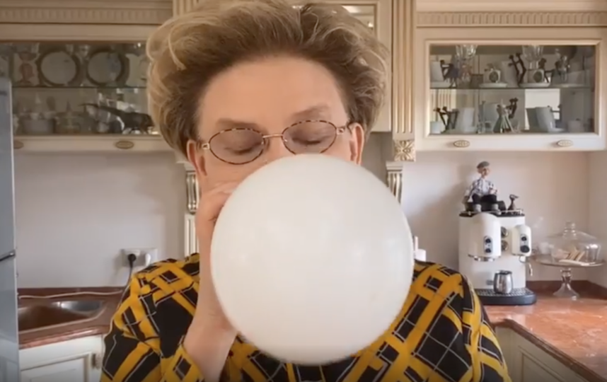 Пробуем надуть воздушный шарик одним выдохом. Фото скриншот instagram.com/malysheva.live/?hl=ru