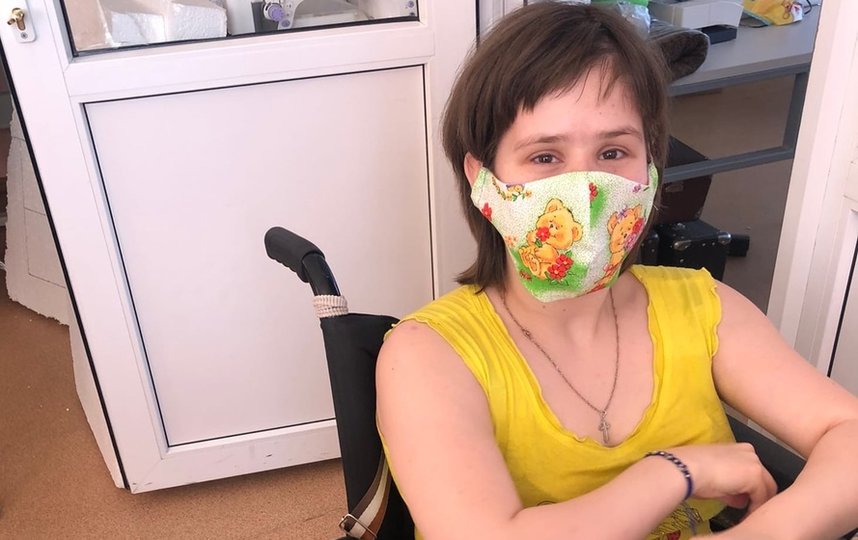 Анастасия помогает в мастерской – гладит маски. Фото НКО "Благое дело"