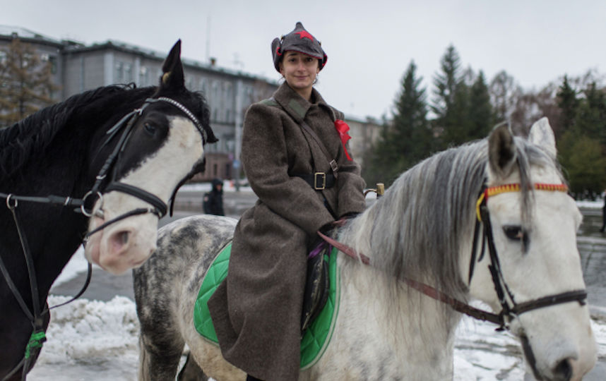 Атрибуты одежды Гражданской войны используются и по сей день. Фото РИА Новости