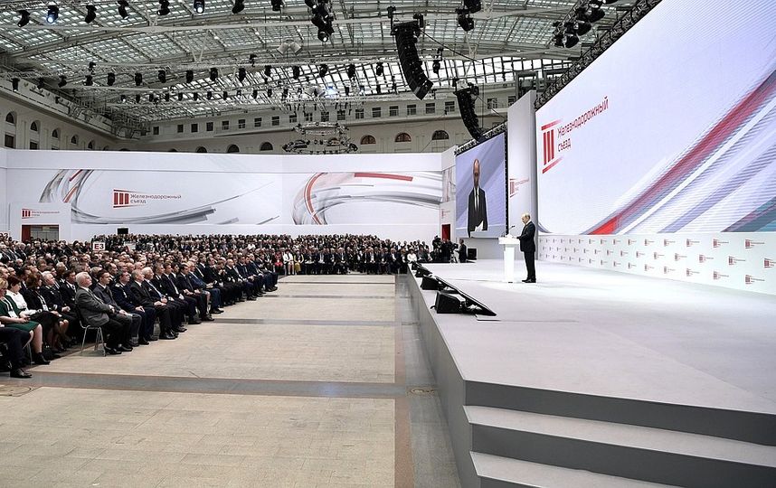 Владимир Путин на пленарном заседании III Железнодорожного съезда. Фото kremlin.ru