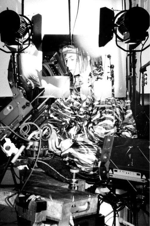 2001 год. Децл на съёмках клипа "Уличные псы". Фото из книги "Жизнь по правилам съемки"