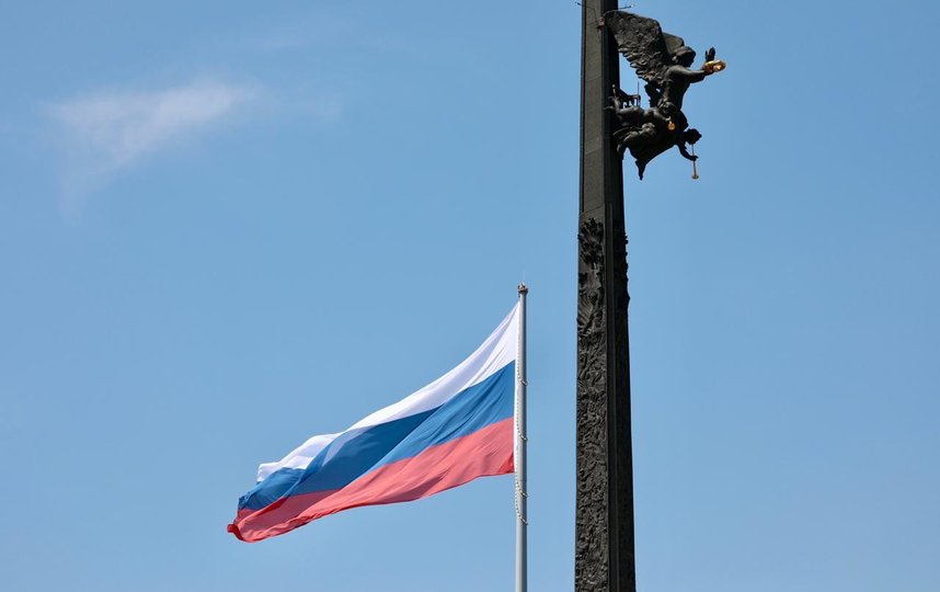 Путин поздравил россиян с праздником и принял участие в церемонии поднятия флага РФ в Москве