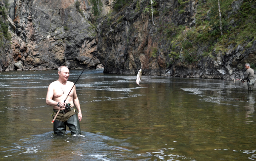 Путин рассказал о своих фотографиях с голым торсом
