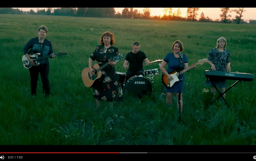 Кадры из клипов родителей. Фото Скриншот Youtube