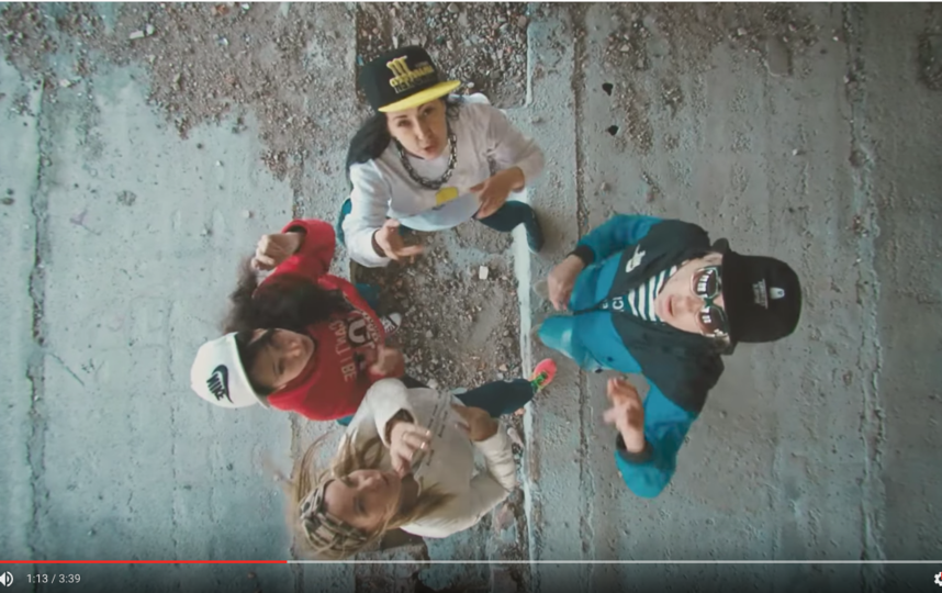 Кадры из клипов родителей. Фото Скриншот Youtube