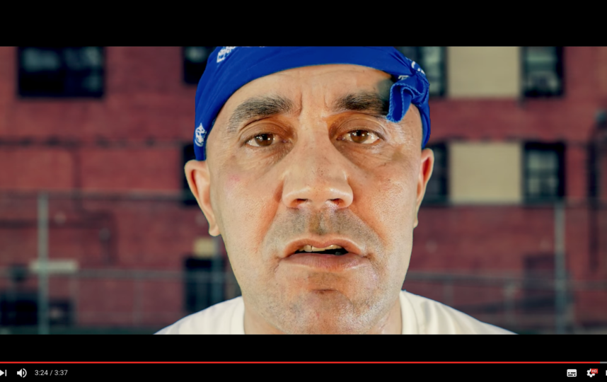 Кадры из клипов родителей. Фото Скриншот Youtube