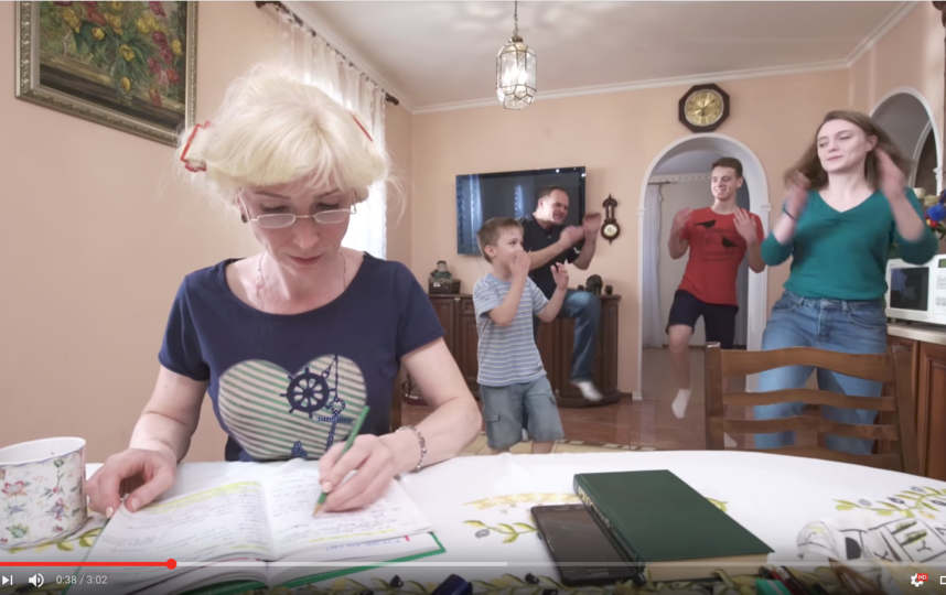 Кадры из клипов родителей. Фото Скриншот Youtube