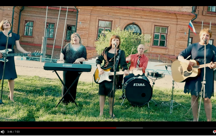 Кадры из клипов родителей. Фото Скриншот Youtube