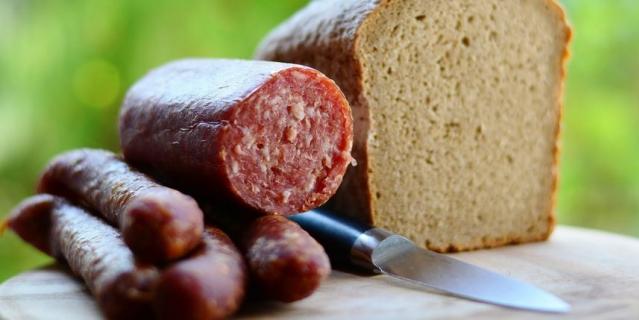 По мнению Милонова, продукт с содержанием мяса менее 50% не может называться колбасой.