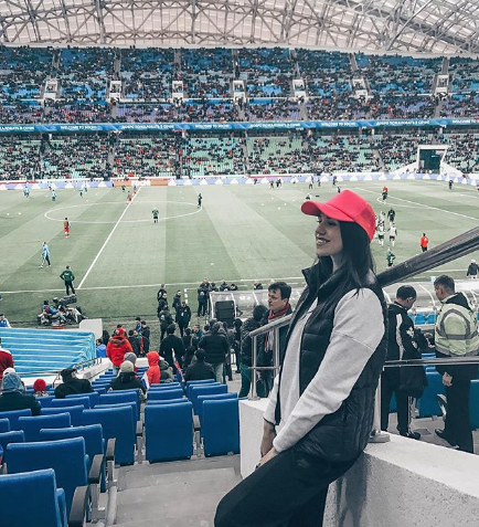 Болельщица сборной России по футболу. Фото Instagram/mercedessovaa