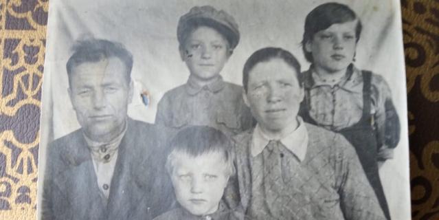Пётр и Евдокия Воловы с детьми (Лидия сидит в центре) после войны, конец 40-х годов.