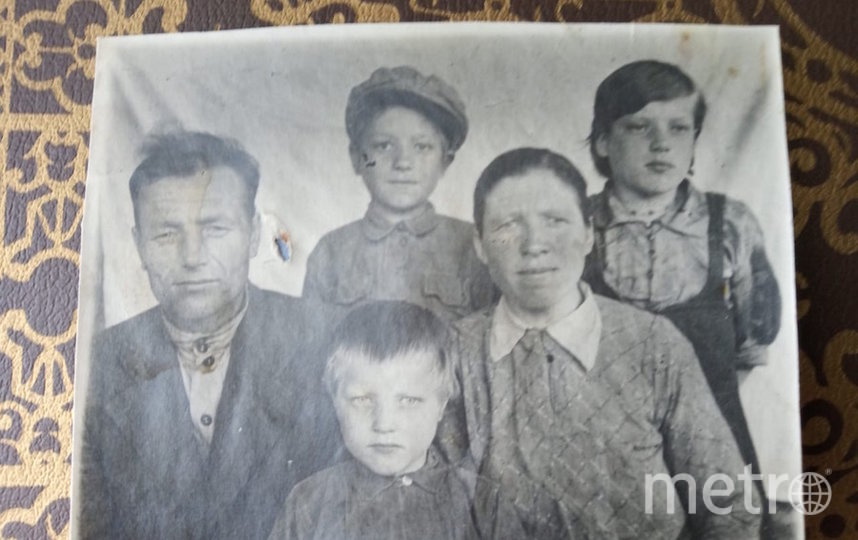Пётр и Евдокия Воловы с детьми (Лидия сидит в центре) после войны, конец 40-х годов. Фото "Metro"
