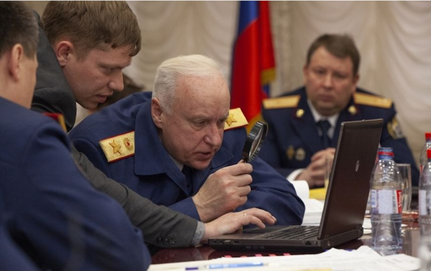 Бастрыкин с лупой смотрит в ноутбук. Фото официальный сайт СК РФ