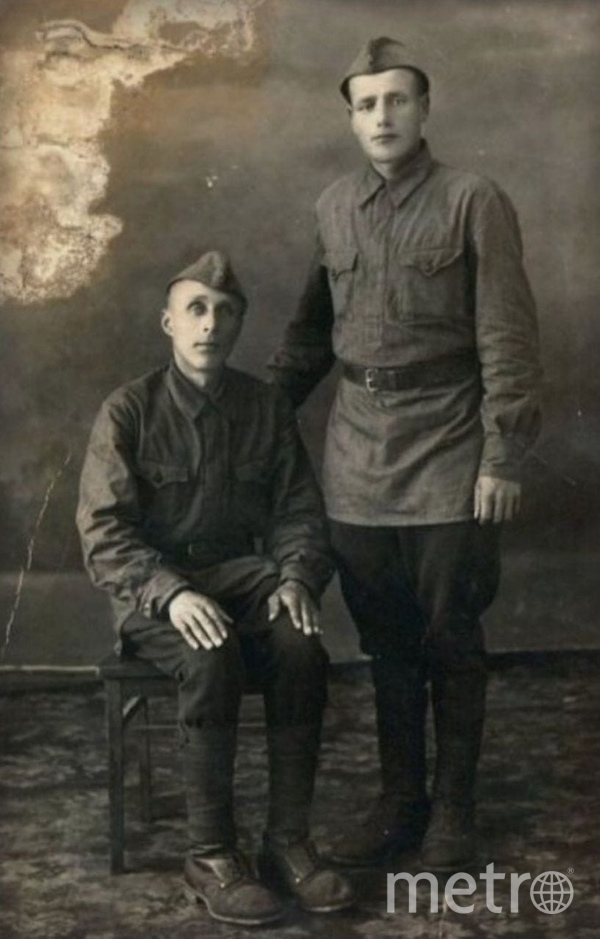 Пётр Николаевич Волов (справа) с сослуживцем. Фото "Metro"