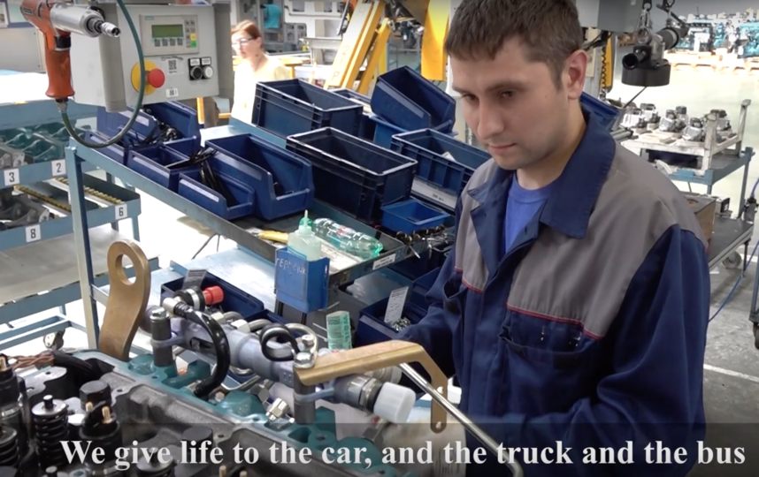 Сотрудник ЯМЗ. Фото Скриншот/ Илья Бондаренко, Скриншот Youtube