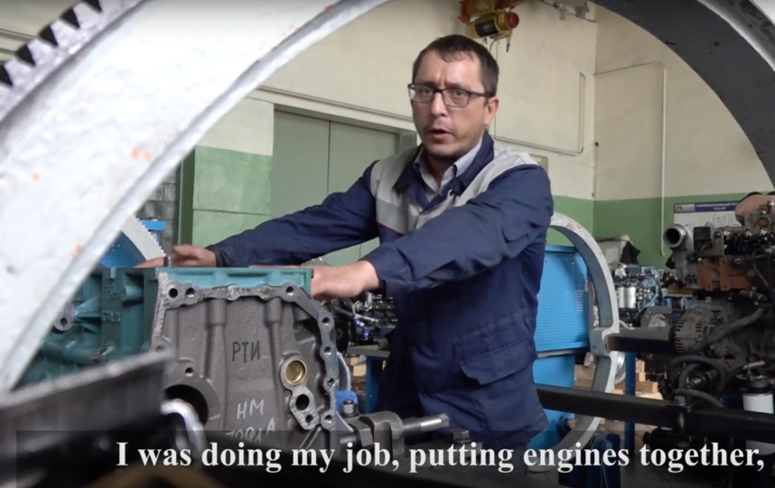 Сотрудник ЯМЗ. Фото Скриншот/ Илья Бондаренко, Скриншот Youtube