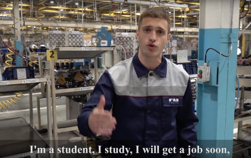 Сотрудник ЯМЗ. Фото Скриншот/ Илья Бондаренко, Скриншот Youtube