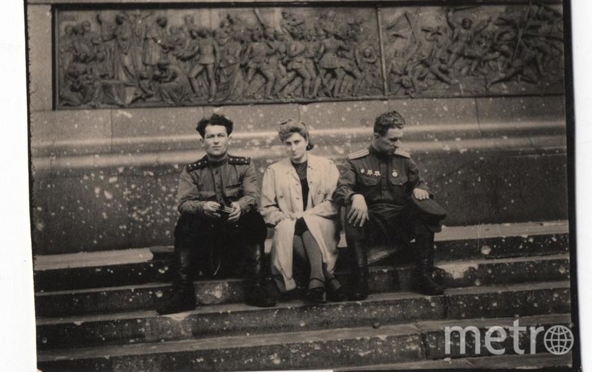 Ржевская с офицерами-разведчиками у подножия берлинского монумента. Фото Из личного архива Елены Ржевской, "Metro"