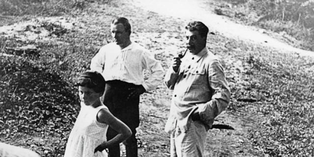 Иосиф Виссарионович Сталин, Сергей Миронович Киров и дочь Сталина Светлана Аллилуева. 1930-е годы. Фото из личного архива Е. Коваленко.