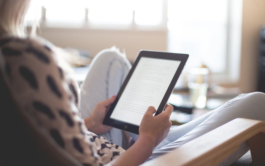 Стало известно, какие книги россияне читают на карантине