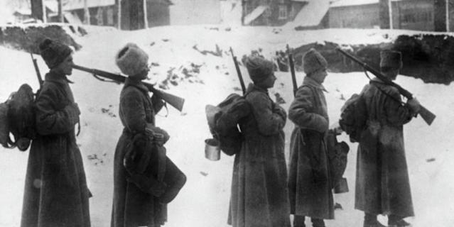 Солдаты уходят с фронта во время Первой мировой войны.