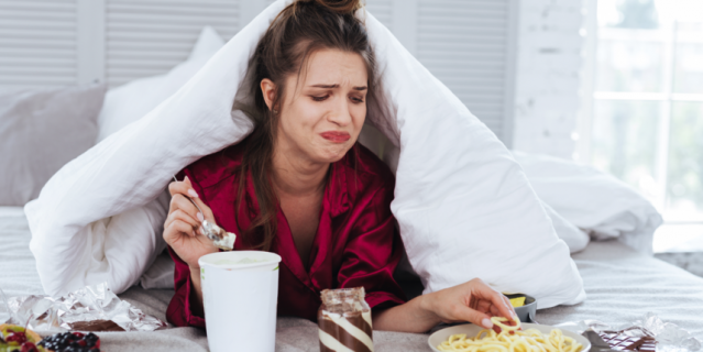 Еда отвлекает и успокаивает. Поглощение вкусной пищи стимулирует выработку дофамина – естественного природного противотревожного средства.
