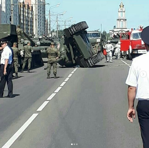 Танк Т-34 перевернулся на военном параде в Курске. Видео
