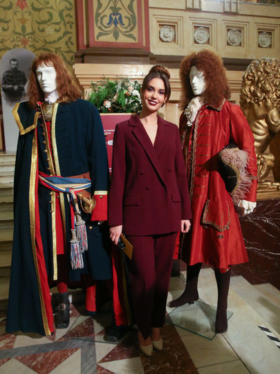 Актриса Агата Муцениеце с удовольствием фотографировалась с костюмами, используемыми при съёмках «Тобола», на пресс-конференции о фильме. Фото Василий Кузьмичёнок