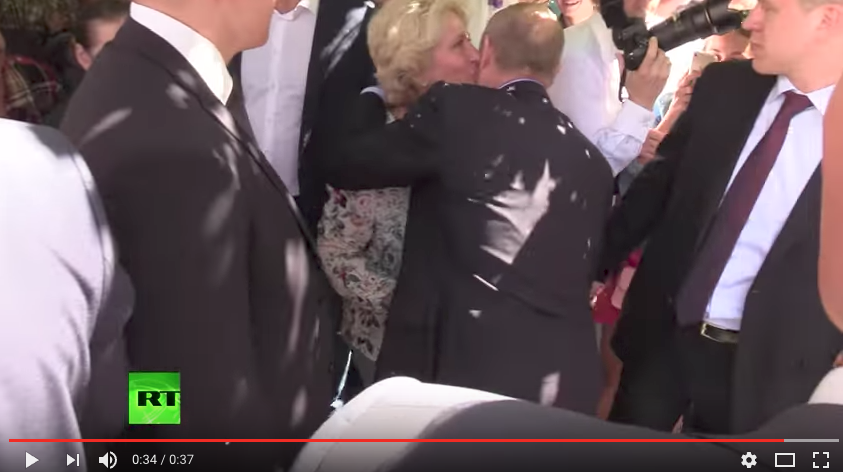Туристка не смогла скрыть тёплых чувств к Путину и поцеловала его в щёчку