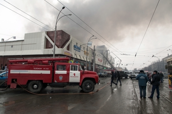 Трое детей и женщина погибли при пожаре в торговом центре в Кемерово