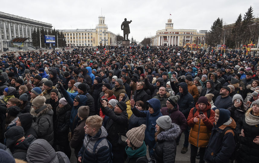 Жители предложили. Зимняя вишня Кемерово митинг. Зимний митинг. Митинг в Кемерово. Кемерово митинг на площади советов.