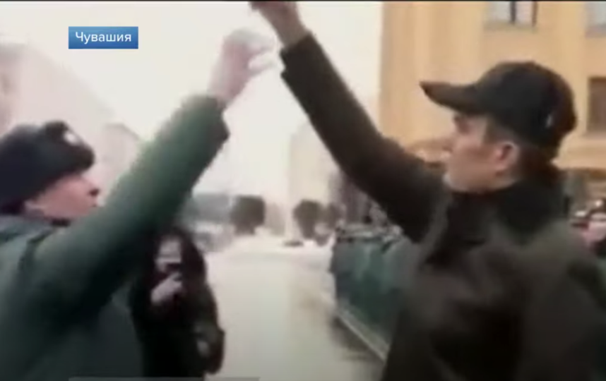 Офицер МЧС прыгает за ключами от техники в руке у Игнатьева. Фото Скриншот Youtube Первого канала