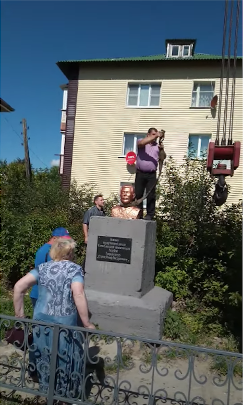 Петля на шее у бюста Сталина вызвала возмущение у его сторонников. Фото предоставлено Борисом Ташевым