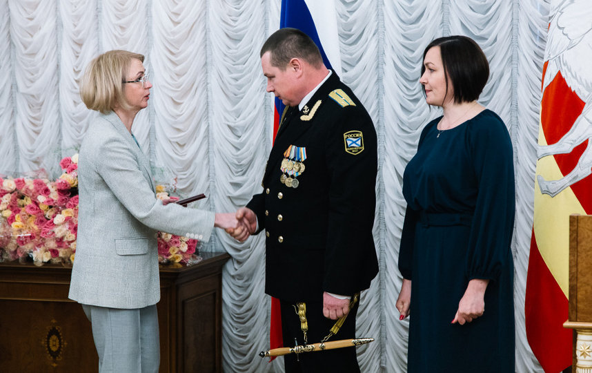 Награждение, родители Дмитрия Новосёлова. Фото pravmin74.ru