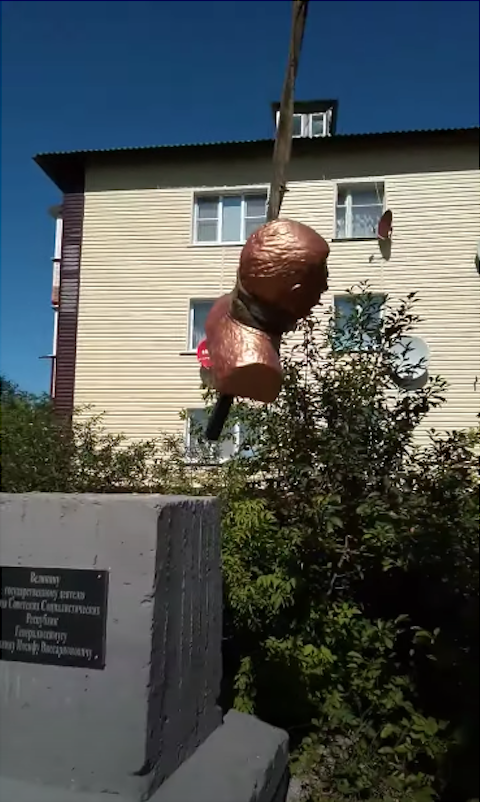 Петля на шее у бюста Сталина вызвала возмущение у его сторонников. Фото предоставлено Борисом Ташевым