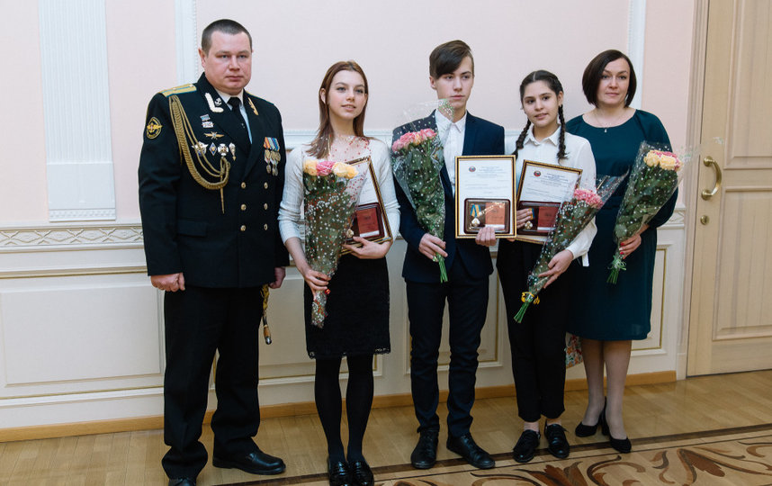 Награждение, Александр Новосёлов, Рита, Никита, Ксюша и Александра Новосёлова. Фото pravmin74.ru
