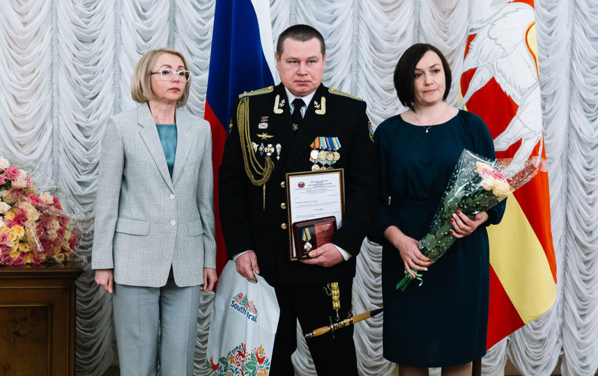 Награждение, родители Димы (мама – справа). Фото pravmin74.ru