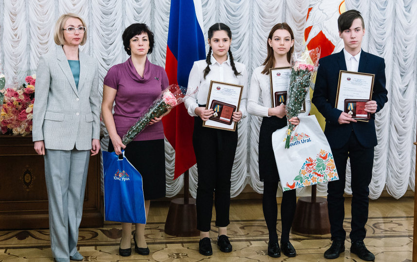 Награждение, Ксюша, Рита и Никита. Фото pravmin74.ru