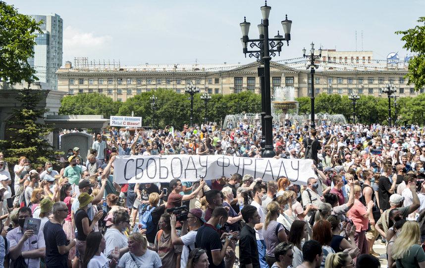 По официальным данным, на несанкционированный митинг вышли до 10 тысяч человек. Фото AFP