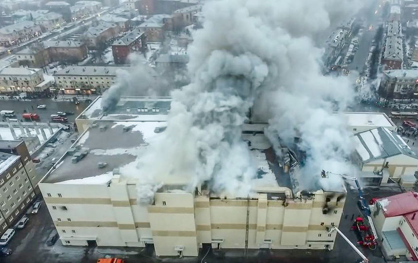 Один из крупнейших пожаров в России за последние сто лет произошёл в ТЦ "Зимняя вишня" 25 марта. Фото AFP