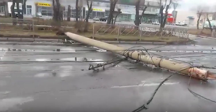 Сильный ветер снес. Падают ли столбы бетонные принаводнениях.