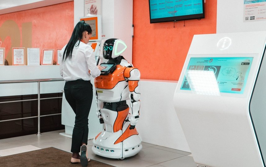 Первый робот и сейчас трудится на ресепшен пермского МФЦ. Фото фото предоставлено компанией Promobot