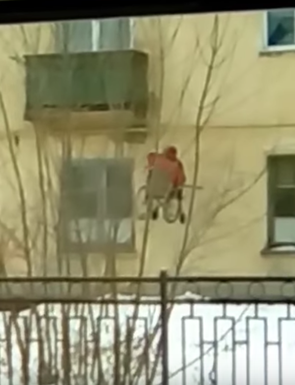 В Пензе инвалиду построили подъёмник на улице, чтобы он поднимался на свой этаж. Видео