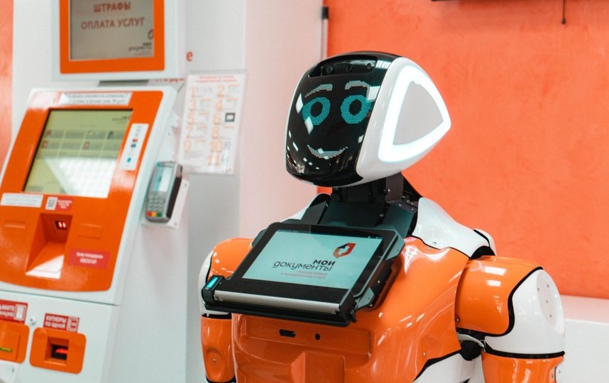 Первый робот и сейчас трудится на ресепшен пермского МФЦ. Фото фото предоставлено компанией Promobot