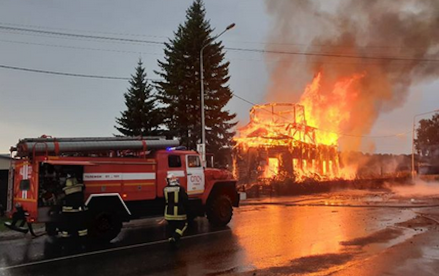 В Томской области сгорел деревянный храм XIX века: видео